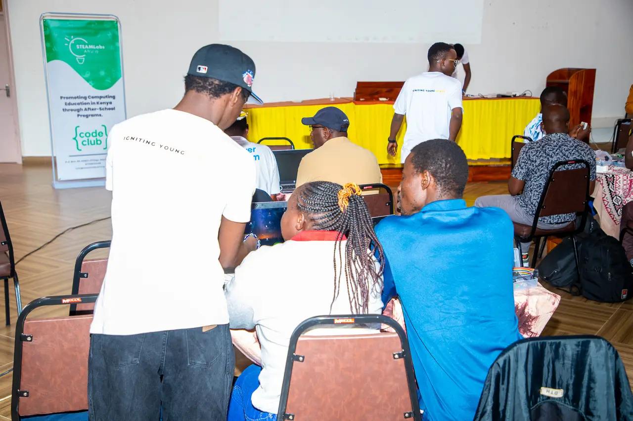Learners collaborating at a STEAMLabs community session